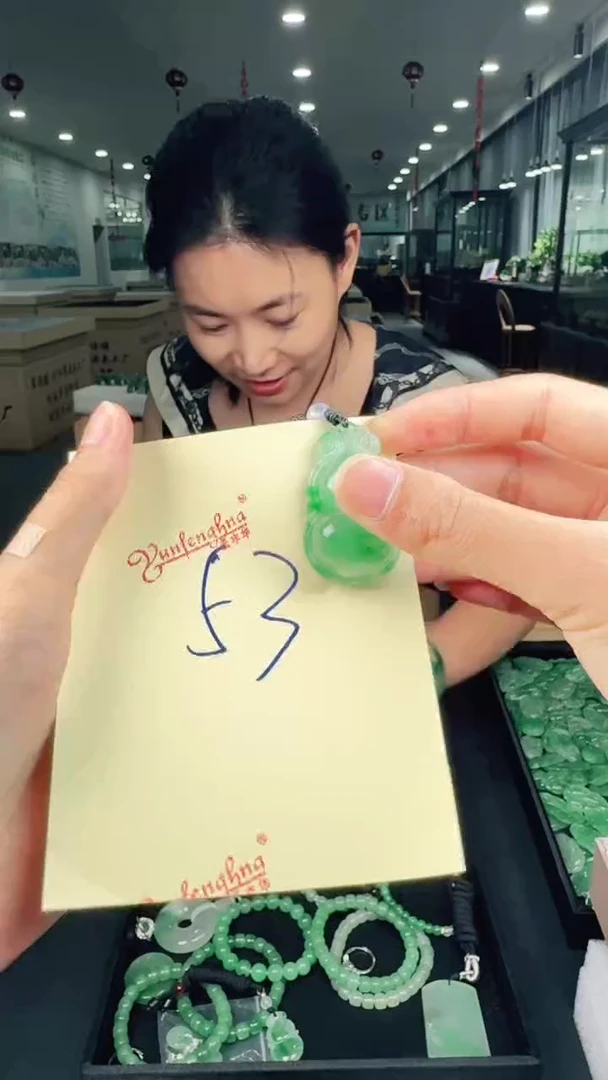 吊坠(不含链)未镶嵌石英质玉（非洲翠）葫芦53