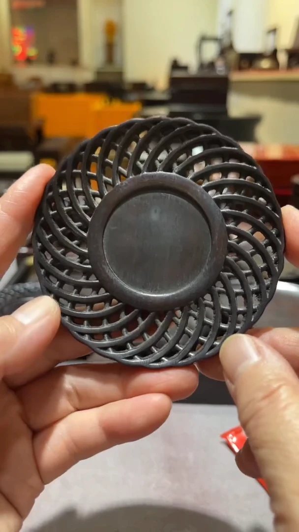 红酸枝木类精品木雕精工细作