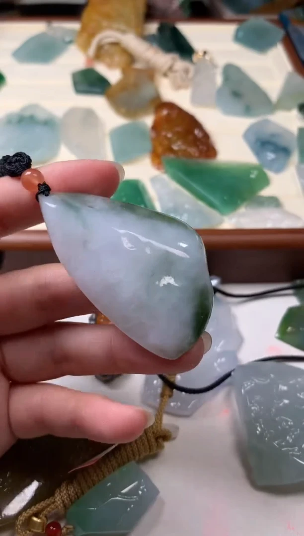 【闪购商品】翡翠颈饰未镶嵌吊坠