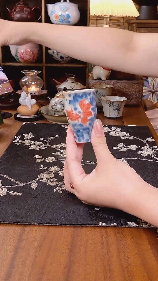 釉下彩手绘锦鲤美人杯