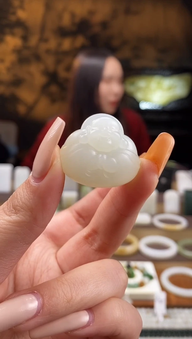 颈饰未镶嵌和田玉新疆 暖白 抱抱佛 （全品 无包容）