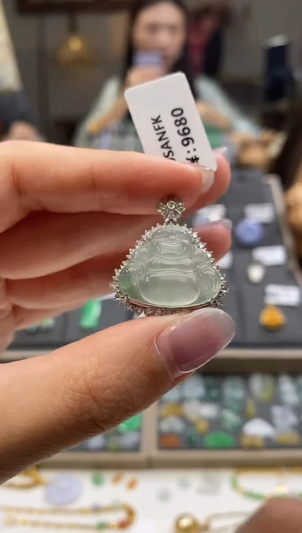 颈饰18K金镶嵌翡翠佛公