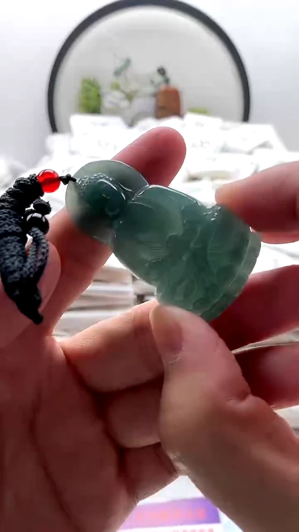 翡翠未镶嵌颈饰大日如来