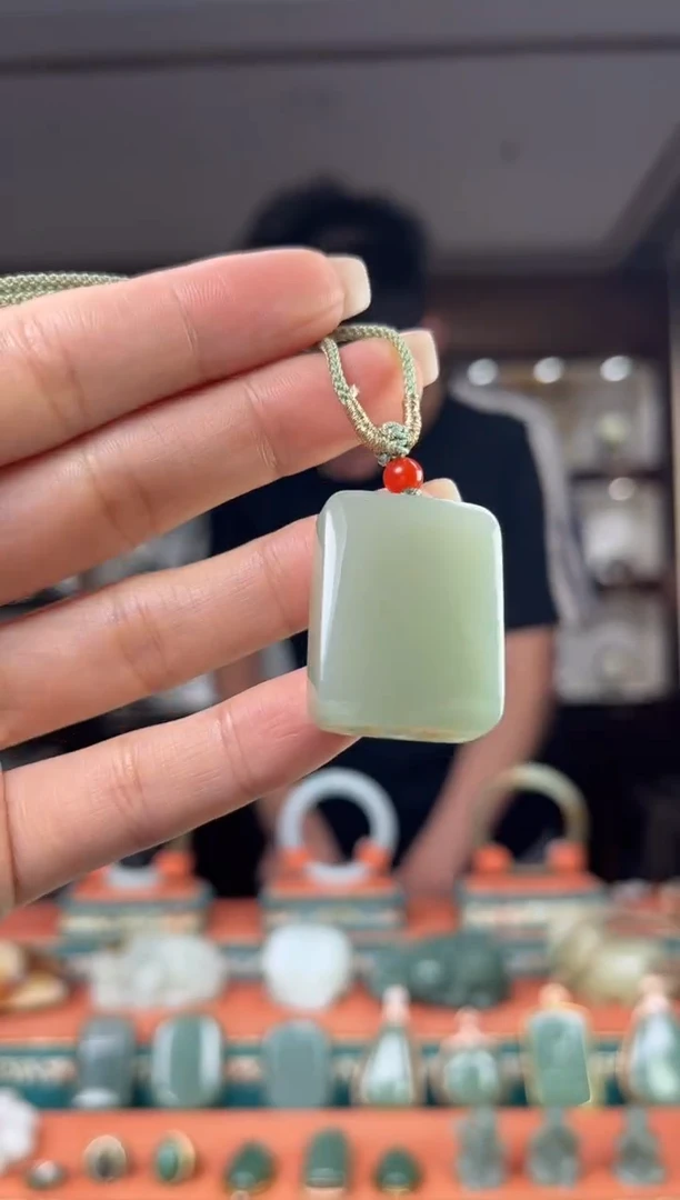 颈饰未镶嵌和田玉佩佩