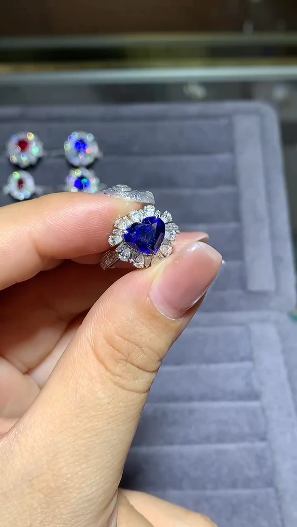 戒指蓝宝石18K金镶嵌2.8CT