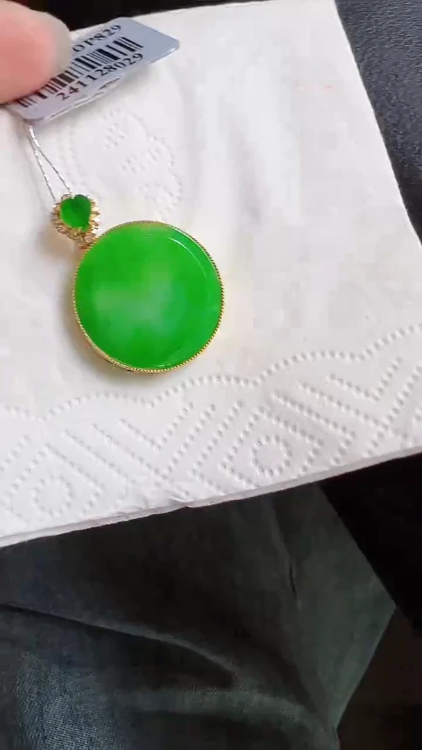 颈饰18K金镶嵌翡翠圆牌