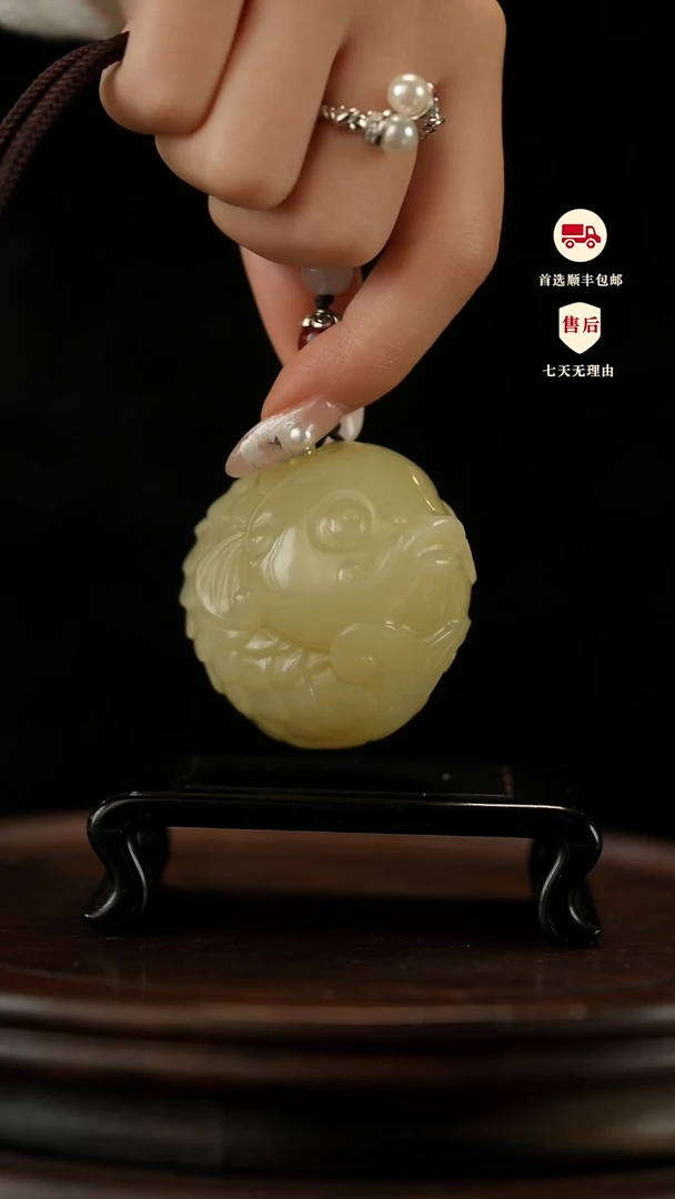 云南石竹叶青雕刻：年年有余