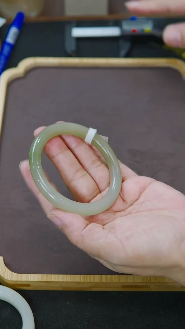 未镶嵌手镯和田玉57-58圈口  细腻一口翠翠青手镯