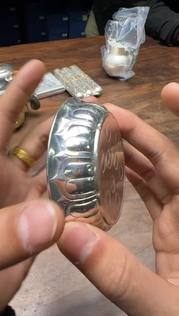 呆坐 浮雕錾刻如意莲蓬 盖置