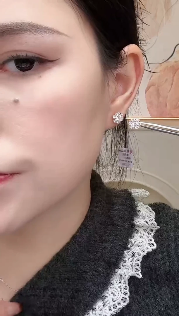 18K金镶嵌合成钻石耳饰18k金k玫7钻小花耳钉