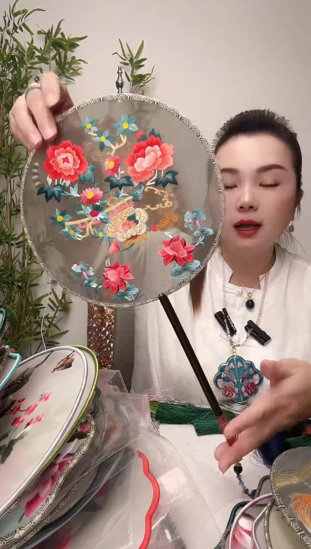 刺绣双面团扇绣花