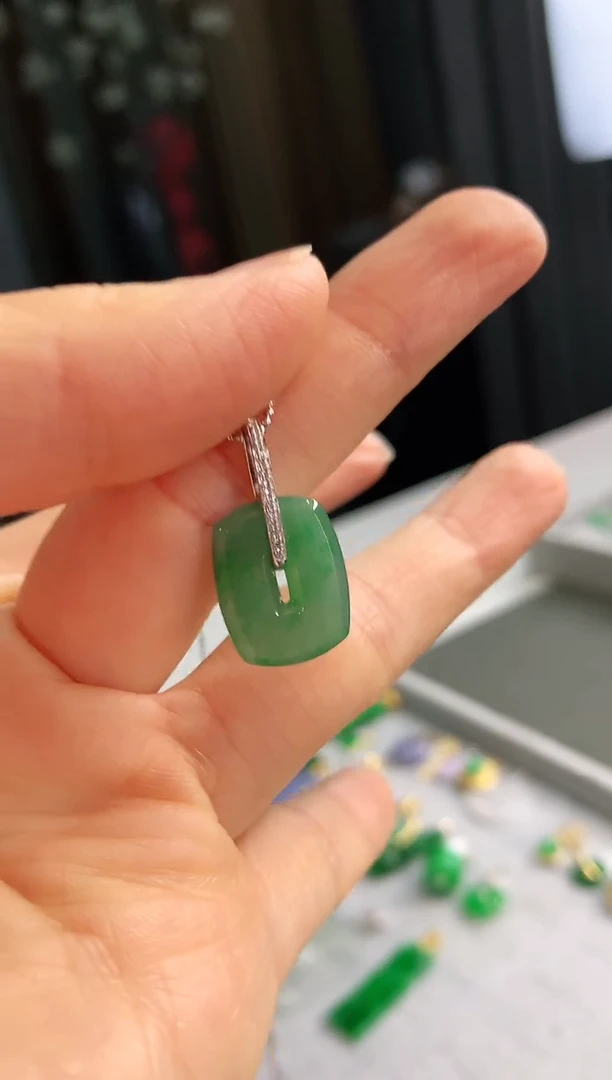 【闪购商品】翡翠吊坠(不含链)18K金镶嵌吊坠