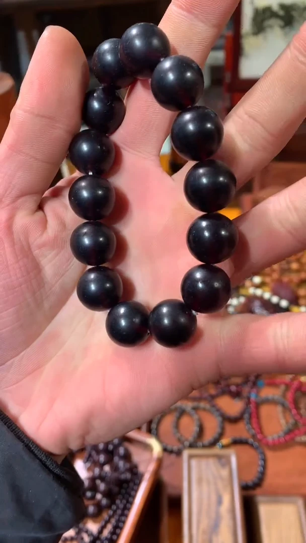 【闪购商品】花梨木类木雕破破手串888888