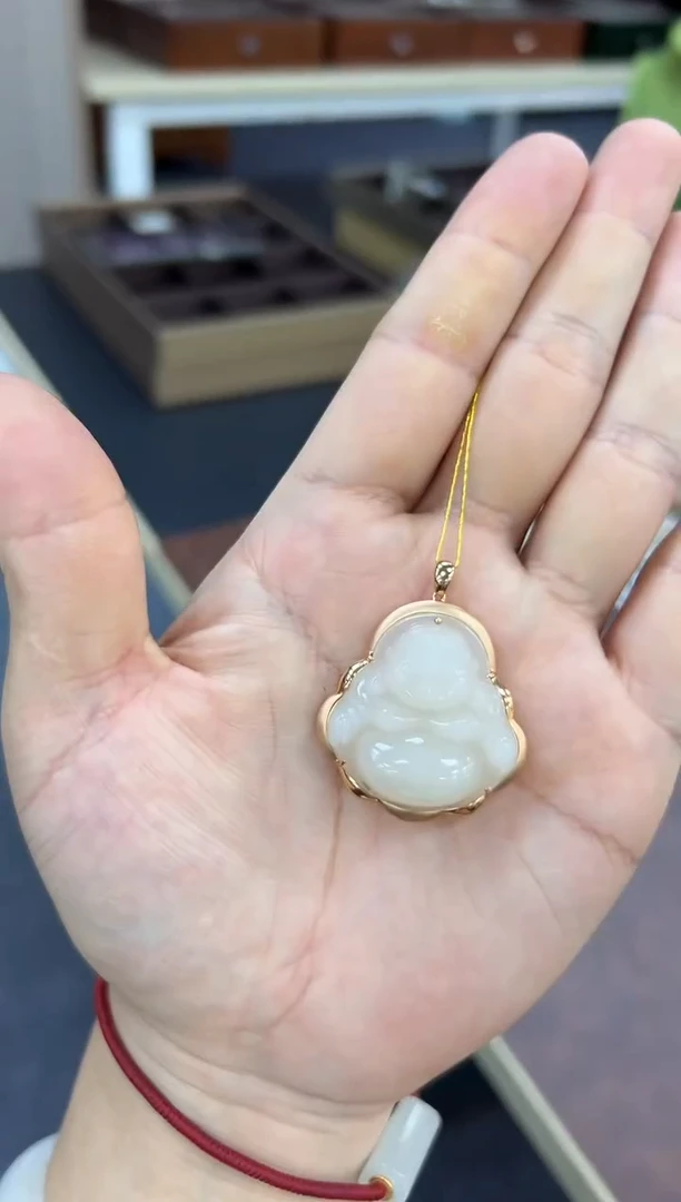 颈饰18K金镶嵌和田玉佛公