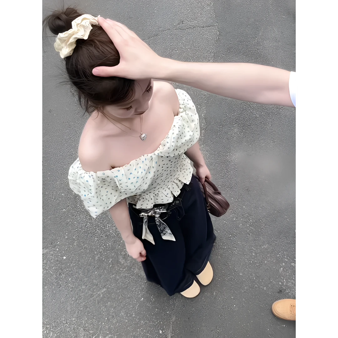 MARIE.COCO法式甜美气质不规则碎花一字肩上衣搭配时尚牛仔裤套装