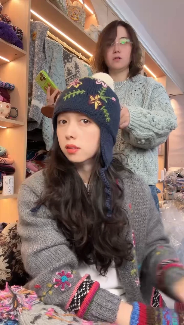 羊毛美利奴深蓝色刺绣护耳帽