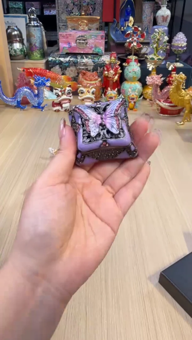 111七宝联名蝴蝶方形盒
