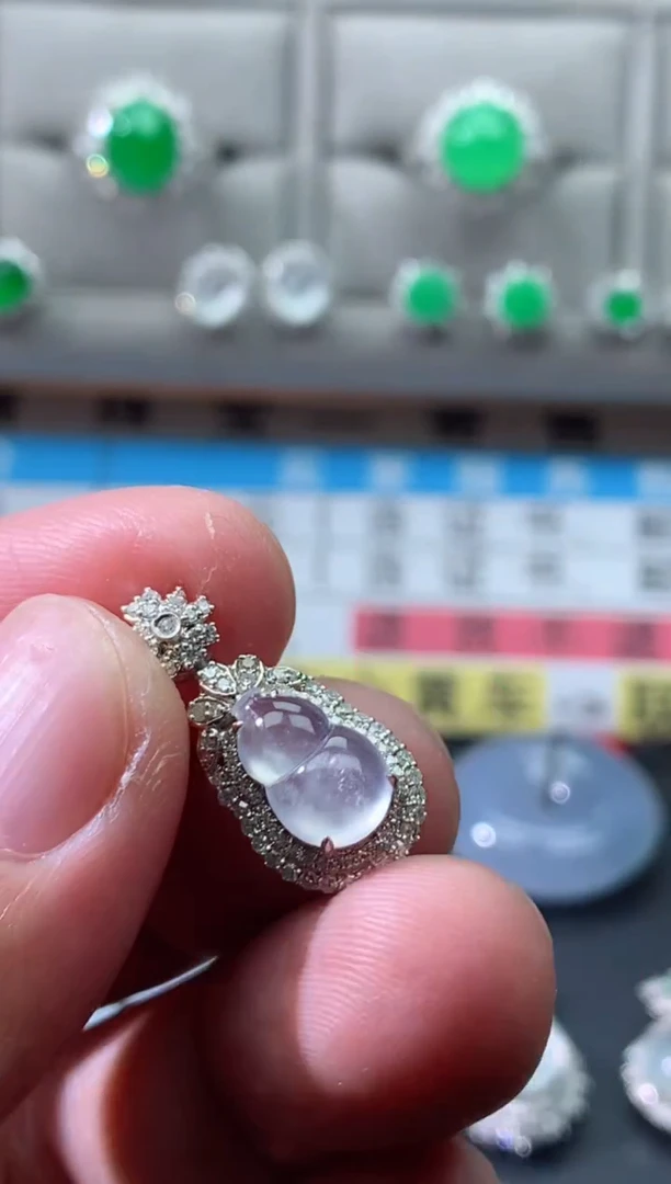 颈饰18K金镶嵌翡翠18K翡翠伴钻