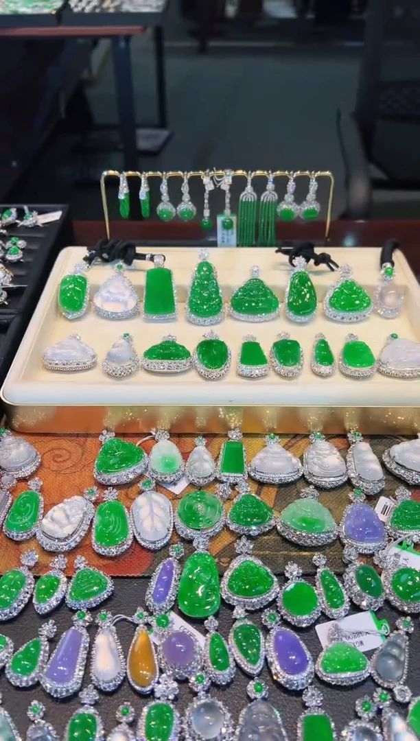 【闪购商品】翡翠吊坠(不含链)18K金镶嵌翡翠