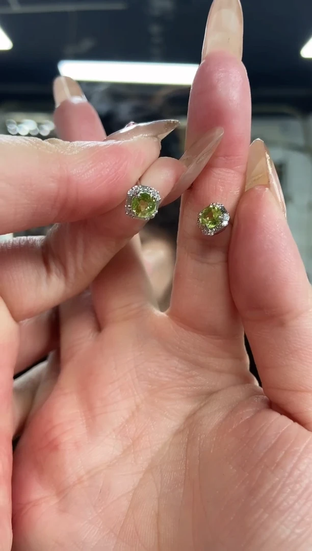 【闪购商品】橄榄石耳饰未镶嵌多样性发其一颜色微差