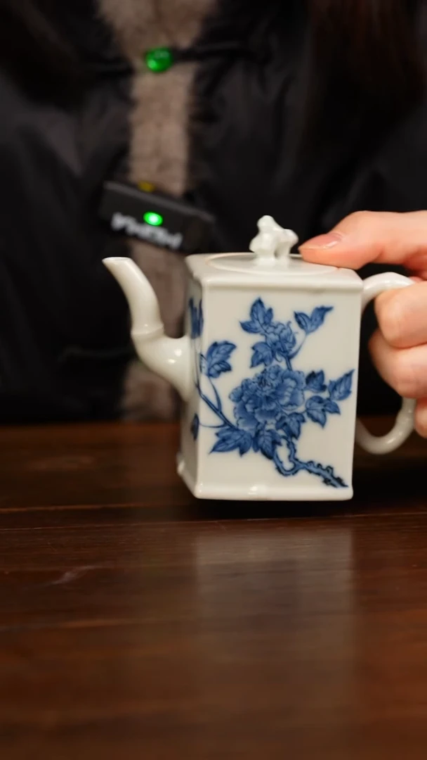 慢叩柴窑青花异型牡丹壶