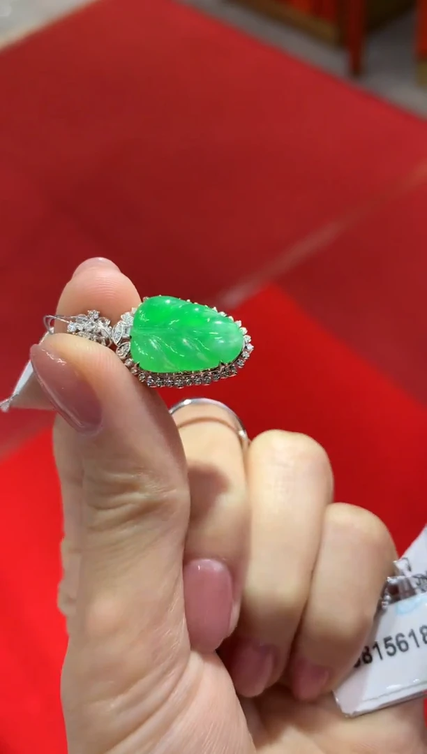 颈饰18K金镶嵌翡翠|不退不换