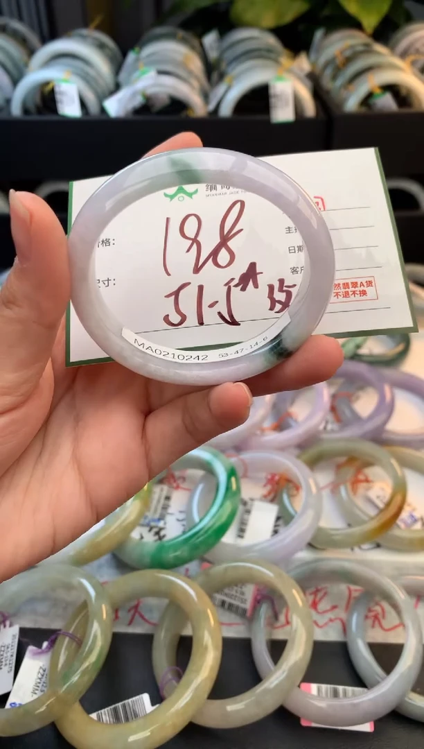 未镶嵌定制翡翠毛货需精细抛光+多人