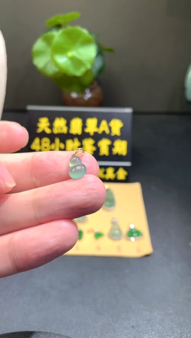 颈饰18K金镶嵌翡翠翡翠A货