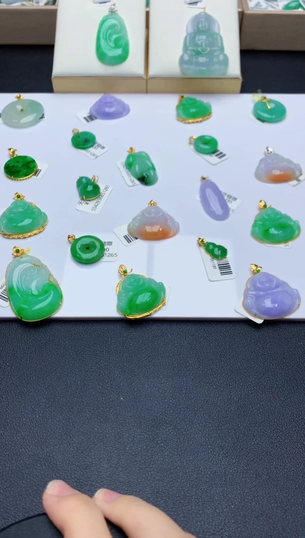 翡翠18K金镶嵌颈饰天然缅甸A货翡翠