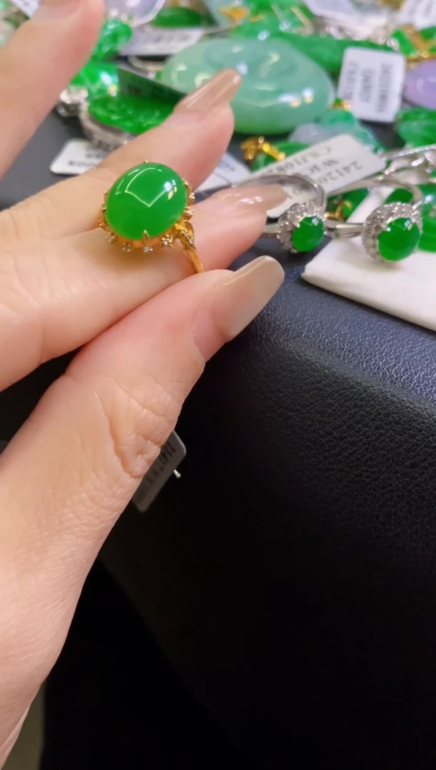 【闪购商品】翡翠颈饰18K金镶嵌吊坠