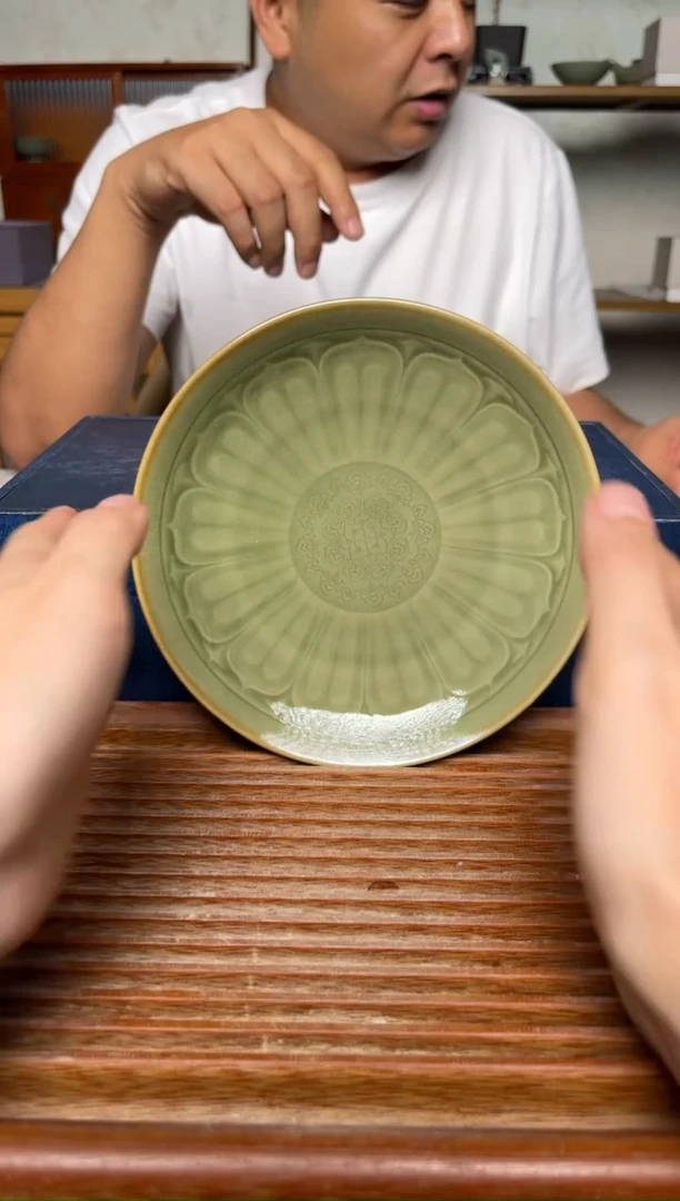 其他橄榄绿宝象莲瓣纹壶承  微瑕