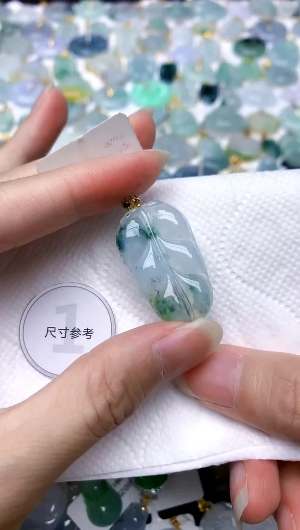 颈饰18K金镶嵌翡翠天然A货翡翠