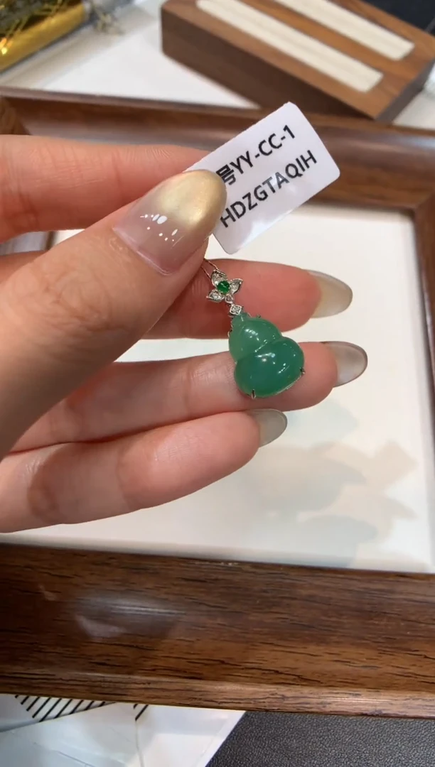 颈饰18K金镶嵌翡翠葫芦