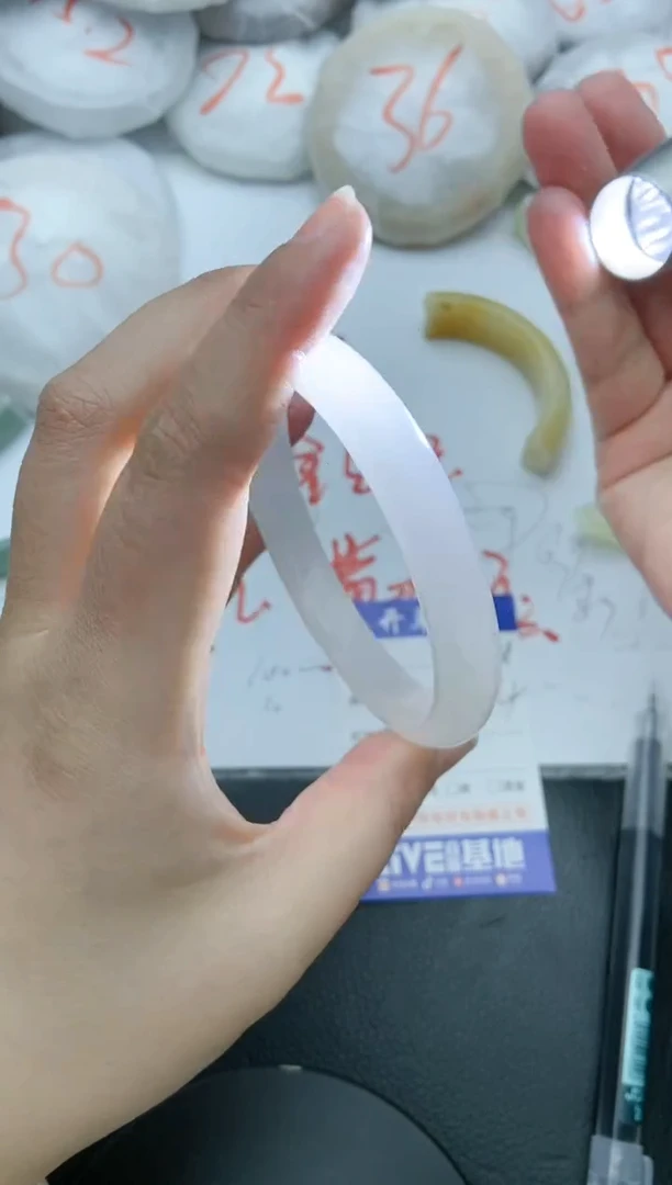 【闪购商品】石英质玉手镯未镶嵌148+63/64