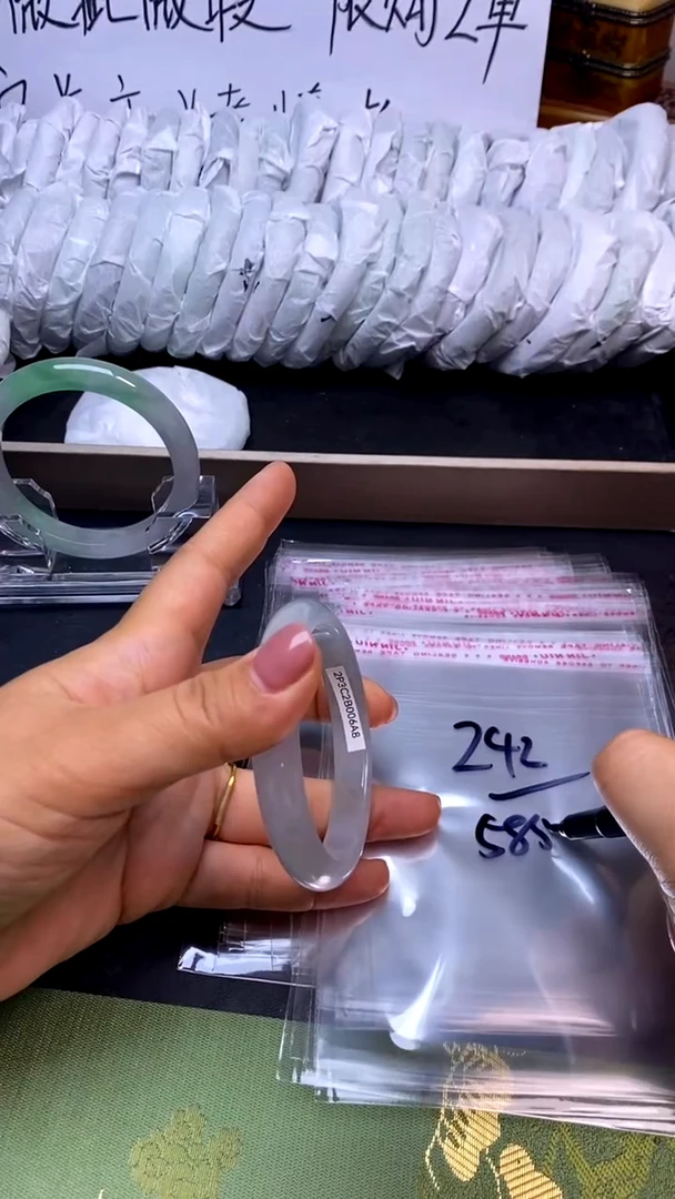 时尚女款缅料手镯242