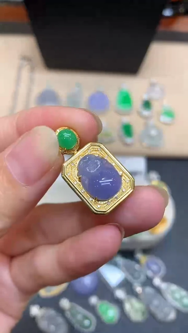 颈饰18K金镶嵌翡翠站佛【无服务费