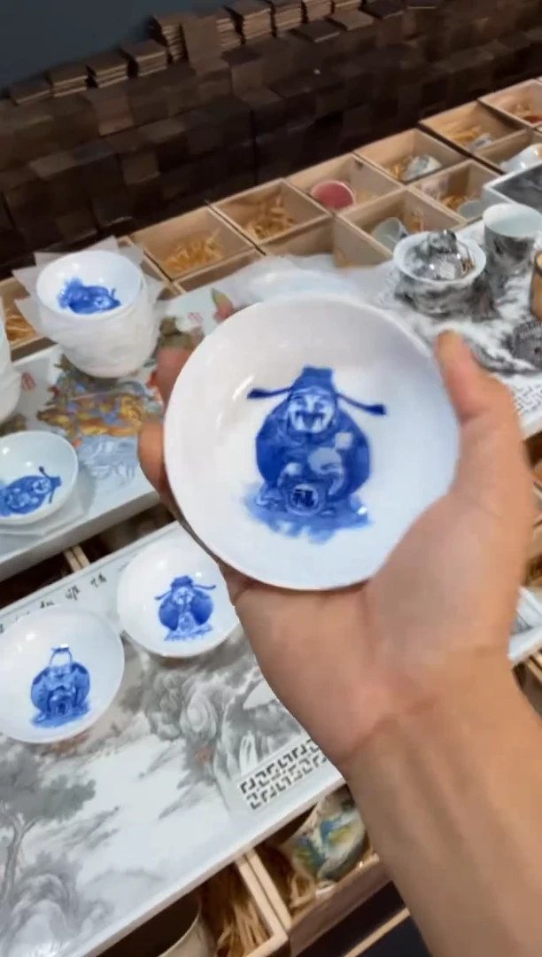 以笔为心，以瓷为纸。