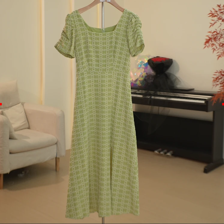 C391 ML系列气质格纹泡泡袖下摆开叉连衣裙