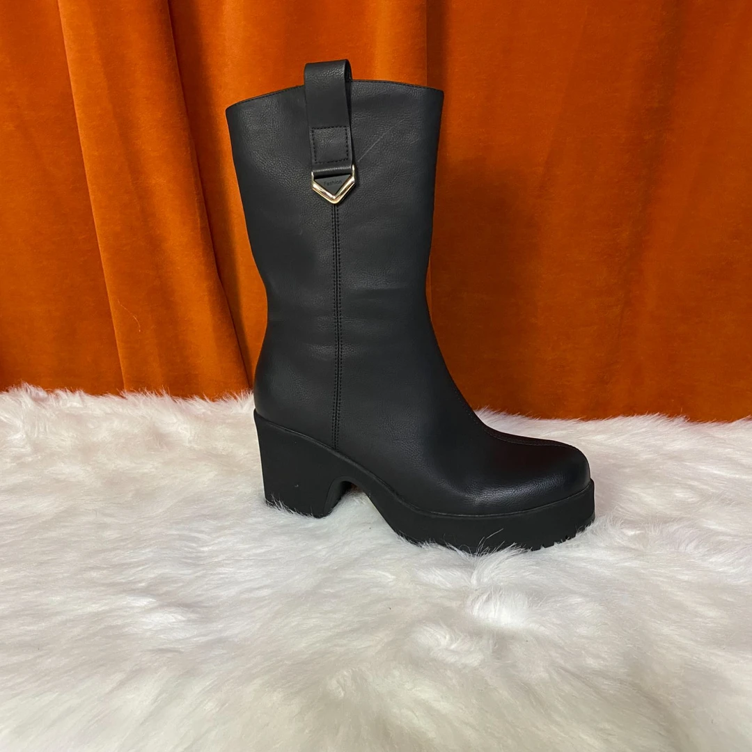 1035-新疆包邮休闲女款马丁靴