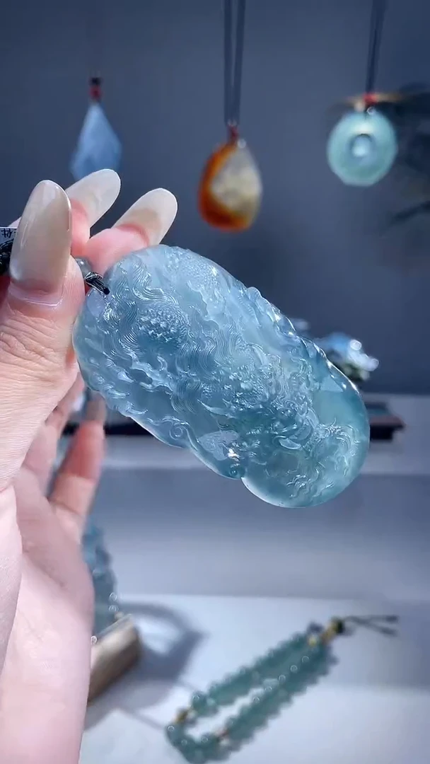 颈饰未镶嵌翡翠龙牌