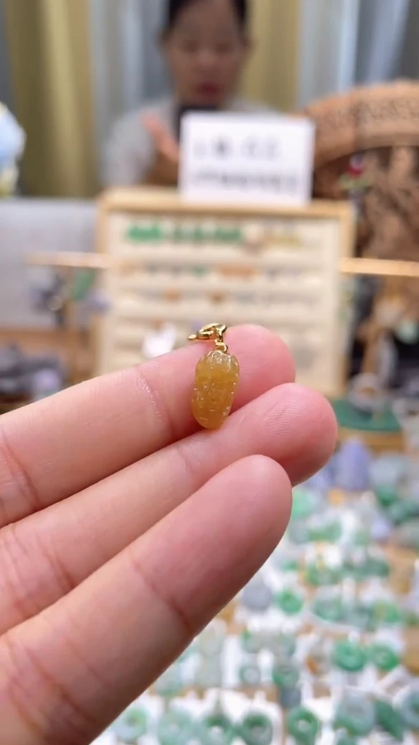 翡翠未镶嵌颈饰滴流