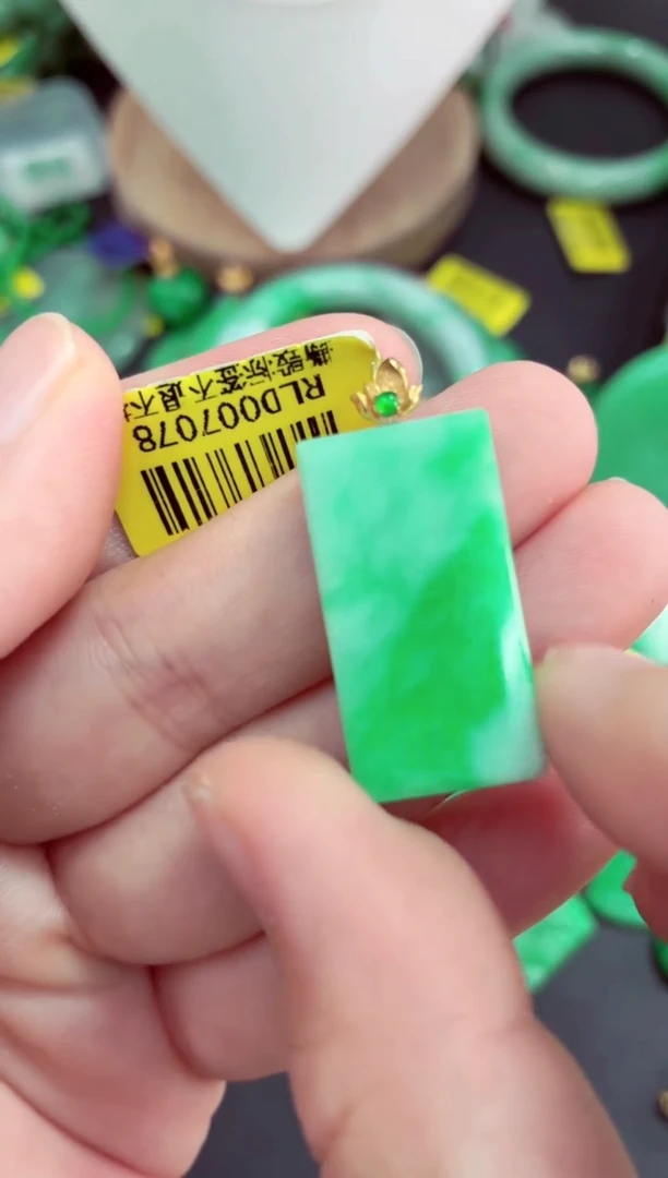 吊坠(不含链)18K金镶嵌翡翠挂件