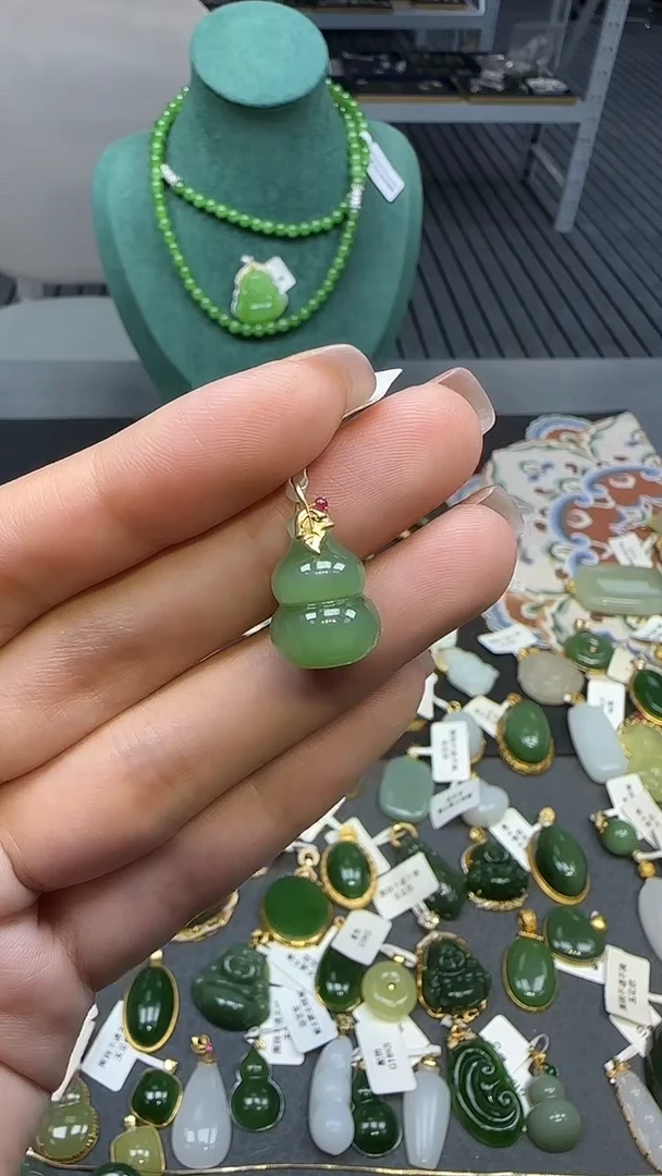 18K金镶嵌和田玉挂件1