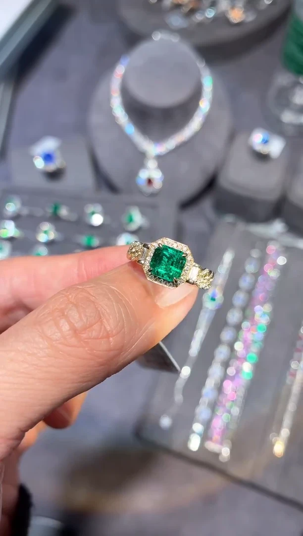 18K金镶嵌戒指祖母绿【闪购】1.34ct/同步展会价/哥伦比亚