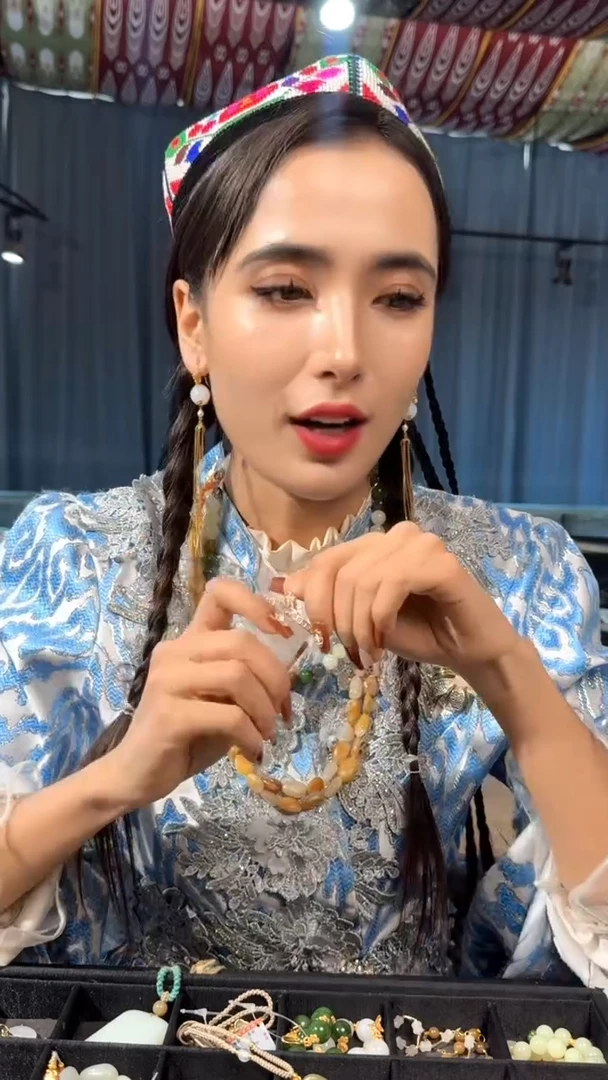 颈饰未镶嵌和田玉（糖玉）羊脂白平安无事牌