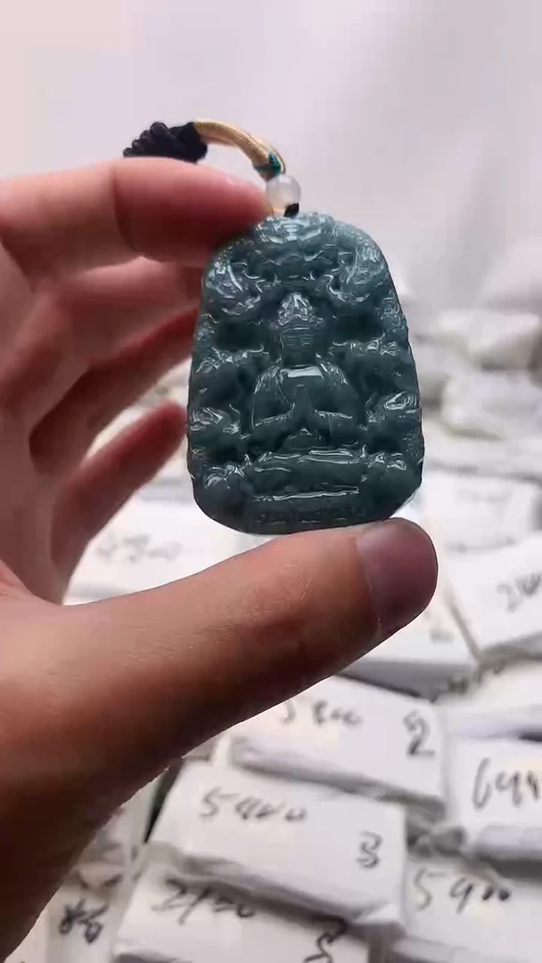 翡翠未镶嵌颈饰九龙观音