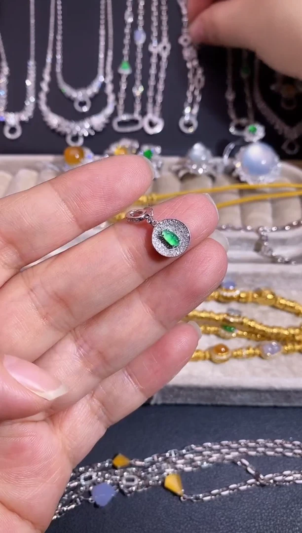 颈饰18K金镶嵌翡翠吊坠