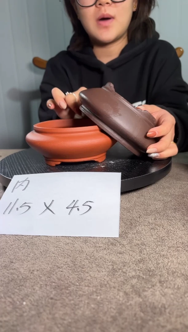 A宜兴紫砂小花盆