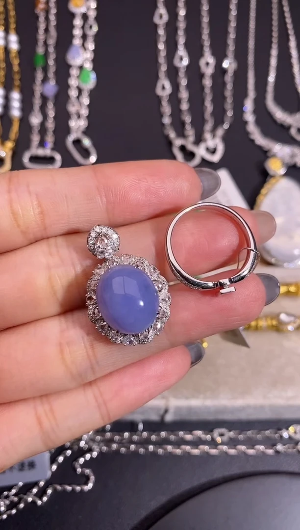 颈饰18K金镶嵌翡翠戒指