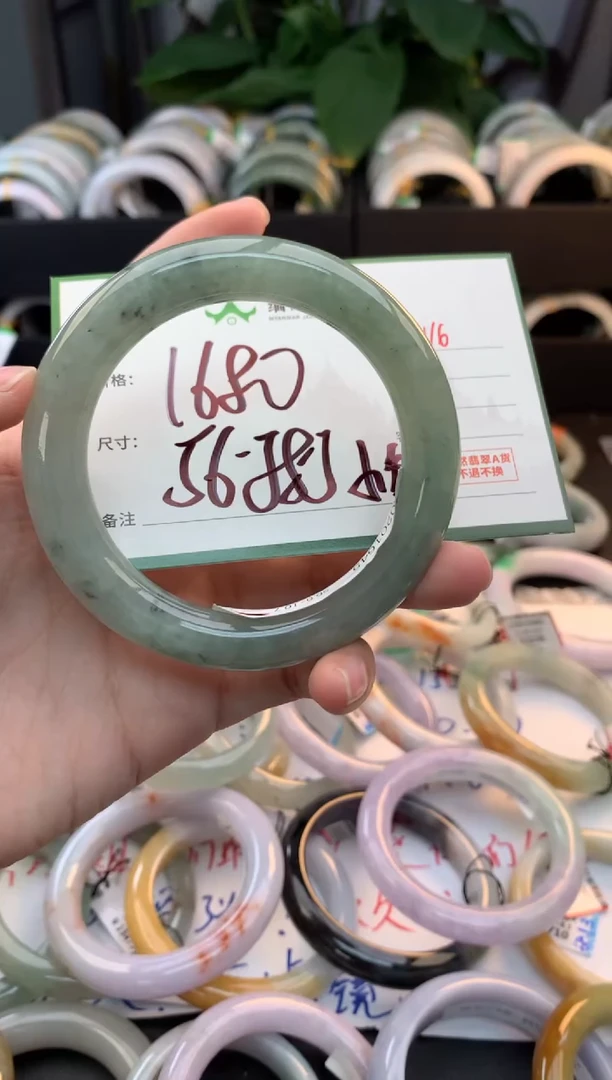 未镶嵌定制翡翠毛货需精细抛光+多人